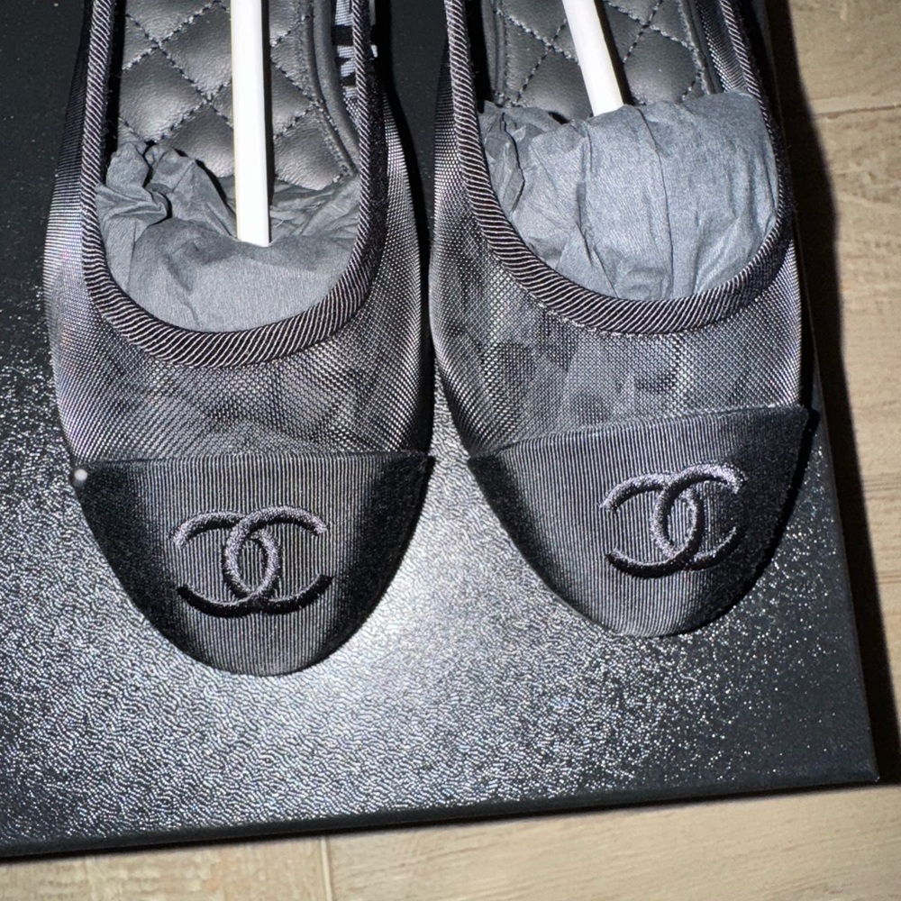 CHANEL Black Quilted Flats with Iconic CC Logo